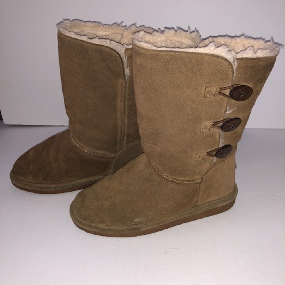 Youths Bearpaw Boots Size 5 Winter or Snow boots ski
